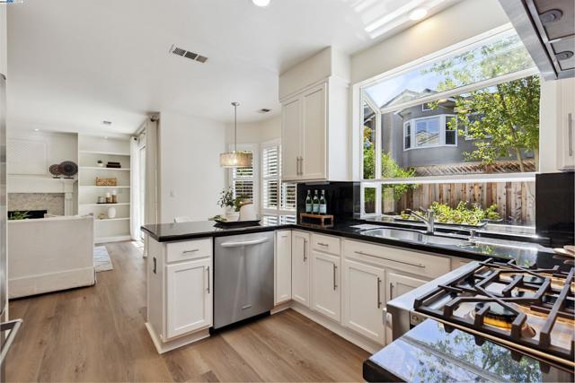 1687 Silverwood Ct, Danville CA: https://media.crmls.org/mediaz/8bafbaf9-e89a-4171-9303-57b6cd140bab.jpg