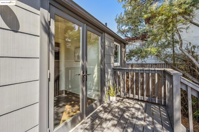 2705 Mathews St, Berkeley CA: https://media.crmls.org/mediaz/8bafd549-fea2-4b04-a010-9bcf01ea85eb.jpg