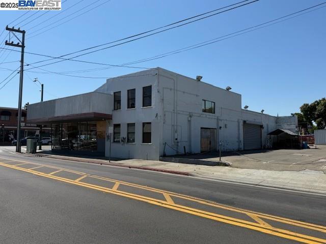 1825 Park St, Alameda CA: https://media.crmls.org/mediaz/8bb0ff8c-2943-4a40-b7bf-0d6a14a85078.jpg