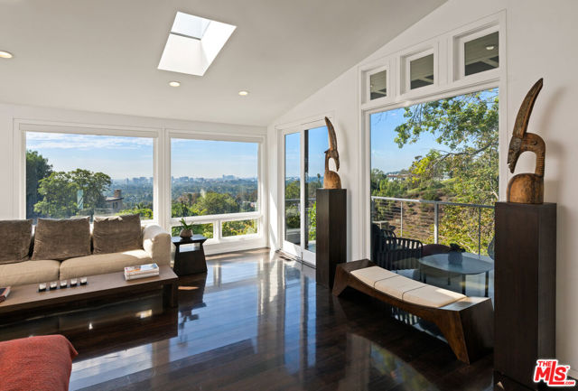1415 Summitridge Drive, Beverly Hills CA: https://media.crmls.org/mediaz/8bb22322-32ac-4369-ac35-04c9b3b586ed.jpg