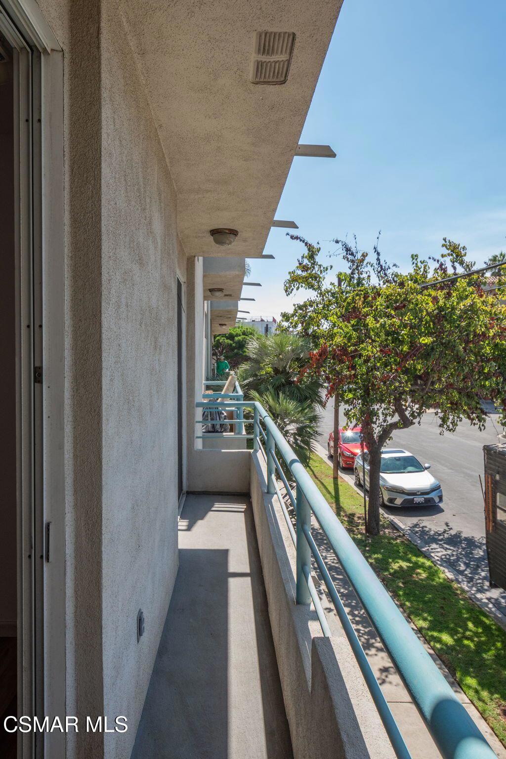 https://media.crmls.org/mediaz/8bb23a80-d57a-4e41-a46a-a97f0b82b1f1.jpg?preset=X-Large