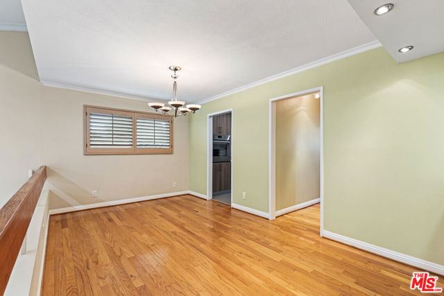 15137 Magnolia Boulevard, A photo 4