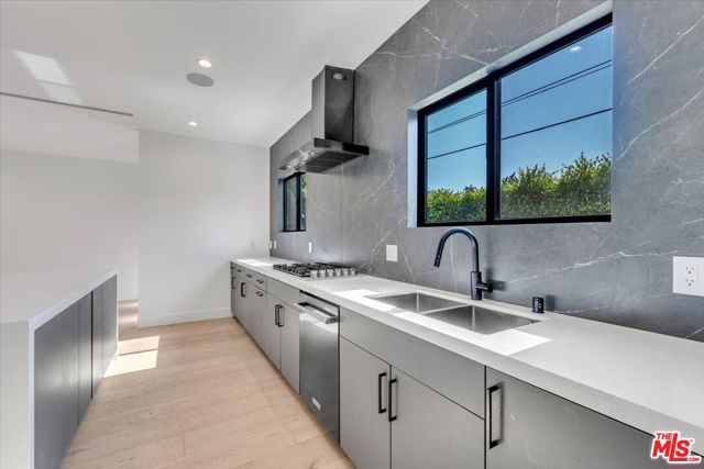 5456 Hazeltine Avenue, Sherman Oaks CA: https://media.crmls.org/mediaz/8bb53d84-83b9-4ca2-bd45-29ddffae5099.jpg