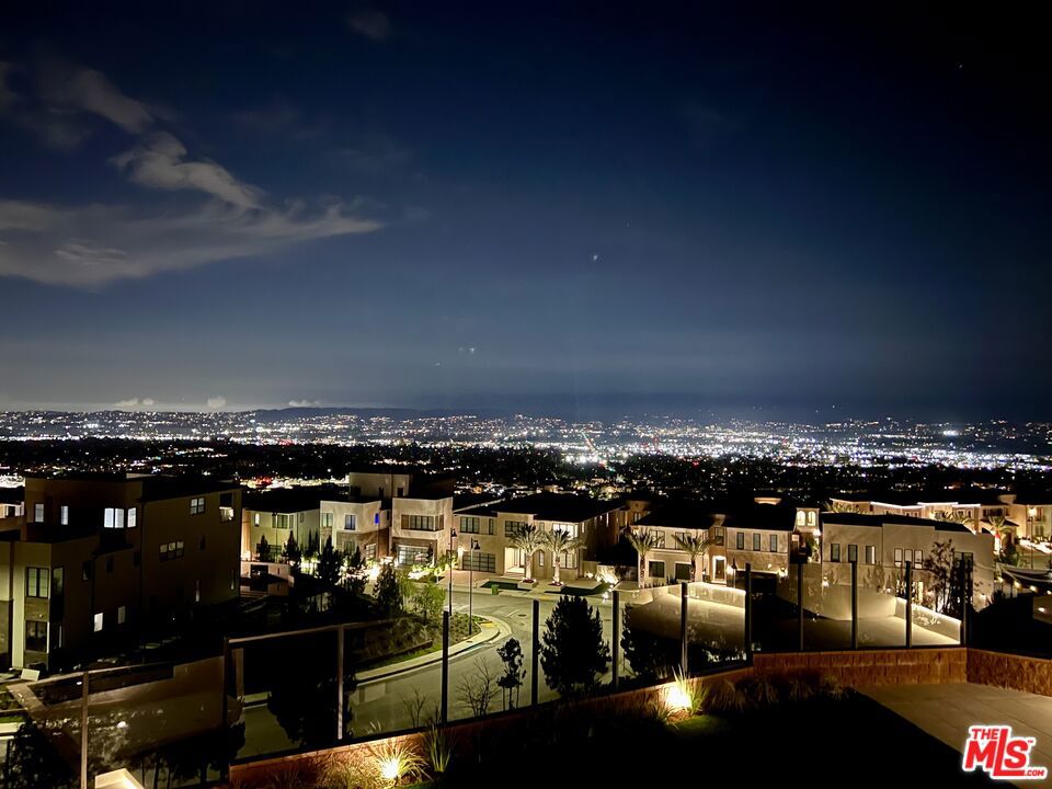 https://media.crmls.org/mediaz/8bb5d1a5-9d9b-4586-b1d2-30524bf44b1c.jpg?preset=X-Large