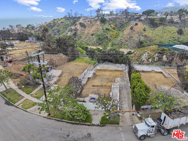 595 Radcliffe Avenue, Pacific Palisades CA: https://media.crmls.org/mediaz/8bb5eac0-f502-4e80-9765-6d31ec49e96a.jpg