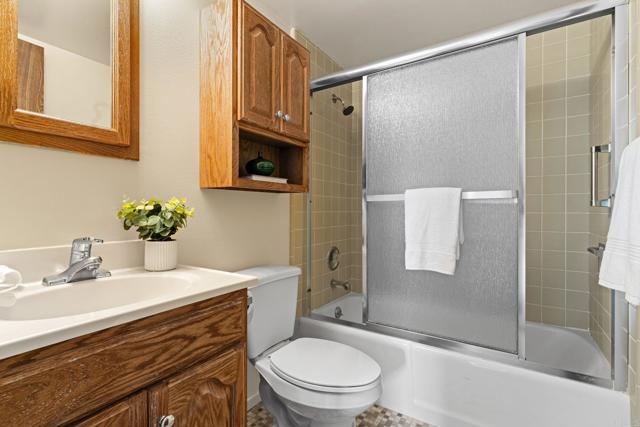 6960 Via Estrada, La Jolla CA: https://media.crmls.org/mediaz/8bb6579b-4d2a-4f2c-a72a-c0a484001fe6.jpg