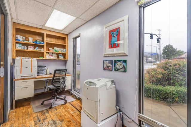 10012 N Foothill Boulevard, Cupertino CA: https://media.crmls.org/mediaz/8bb6c8a6-77a7-4fb8-857f-1cc2019a8712.jpg