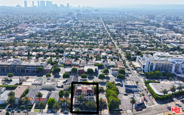 155 N Hamilton Drive, Beverly Hills CA: https://media.crmls.org/mediaz/8bb6fb93-03bc-43f3-8449-1a70ae65fa0f.jpg