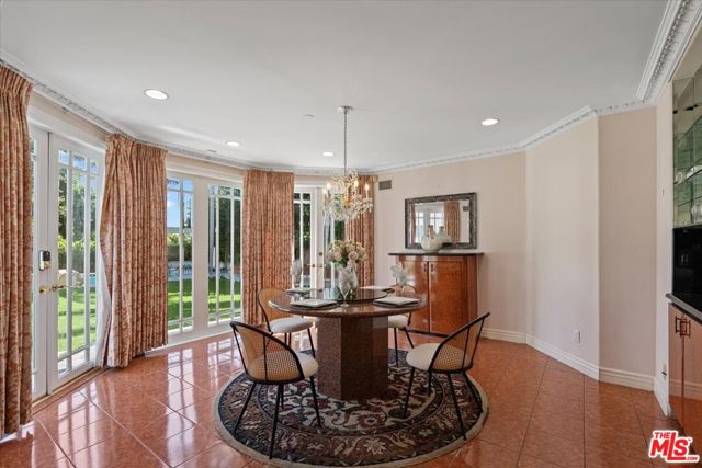 622 Roxbury Drive, Beverly Hills, California 90210, 5 Bedrooms Bedrooms, ,6 BathroomsBathrooms,Single Family Residence,For Sale,Roxbury,24428353