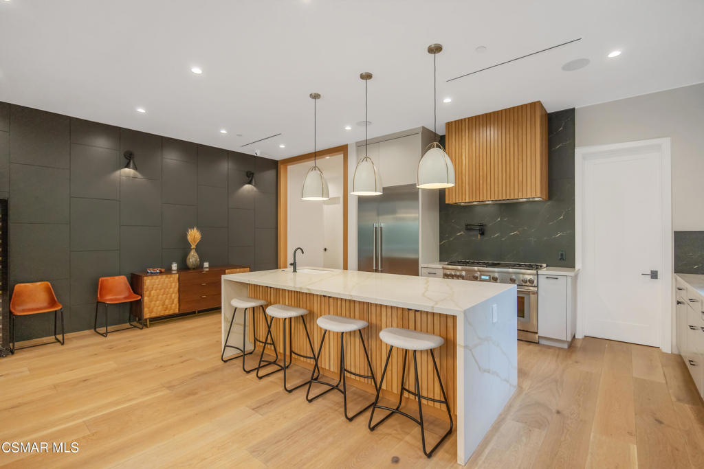 https://media.crmls.org/mediaz/8bb7f71a-ef67-4495-b837-5342369e5209.jpg?preset=X-Large