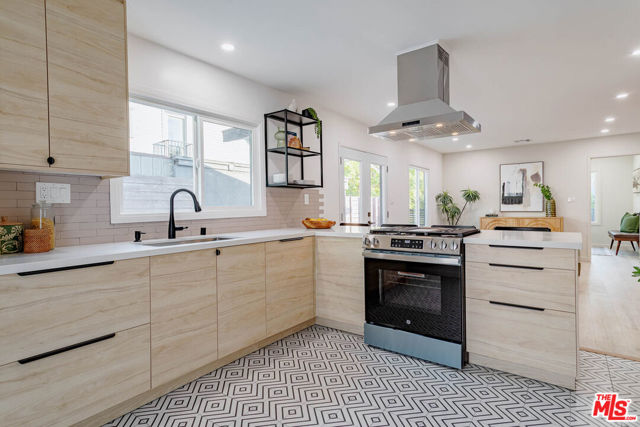219 Joy Street, Los Angeles CA: https://media.crmls.org/mediaz/8bb7ff00-3c7f-49e1-a901-a949075b844f.jpg