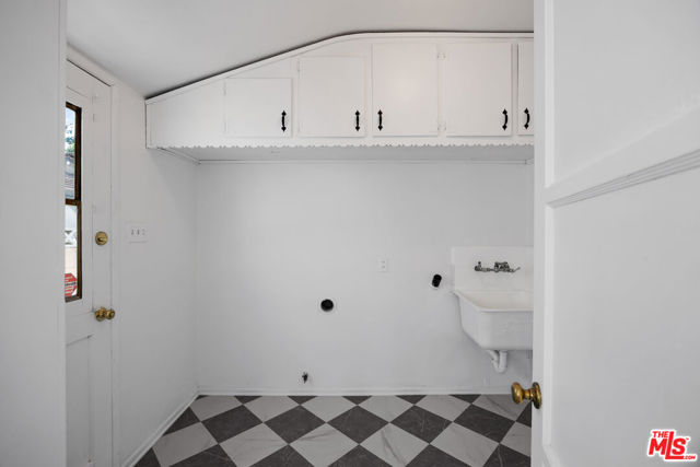 15519 Huston Street, Encino CA: https://media.crmls.org/mediaz/8bb90e9b-e93d-4fea-8951-4c8d782bcda2.jpg