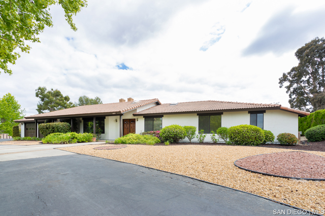 627 Elm Tree LN, Fallbrook CA: https://media.crmls.org/mediaz/8bb99c35-7d33-4563-ab04-a68951f9251c.jpg