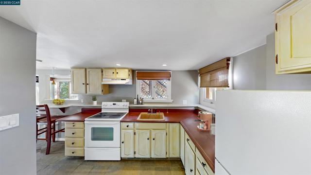 5716 Merriewood Drive, Oakland CA: https://media.crmls.org/mediaz/8bb9f135-d047-42b1-aaaa-da6f5596a485.jpg