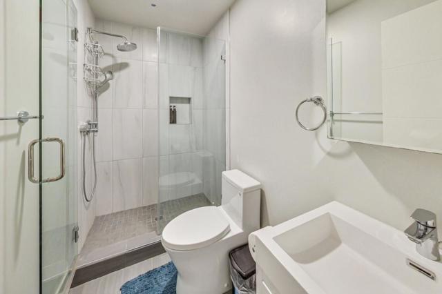 811 Oak Street, San Francisco CA: https://media.crmls.org/mediaz/8bba61be-8d7a-486e-bac1-c3cbb8646094.jpg