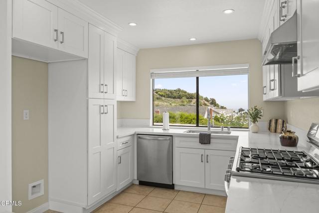 7024 Meadowview Court, Ventura CA: https://media.crmls.org/mediaz/8bba7854-e7bc-4b71-9317-45cd96c639c9.jpg