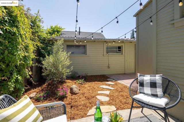 3742 Loma Vista AVE, Oakland CA: https://media.crmls.org/mediaz/8bbb19e3-fbad-4875-9868-0ba5ee1372c0.jpg