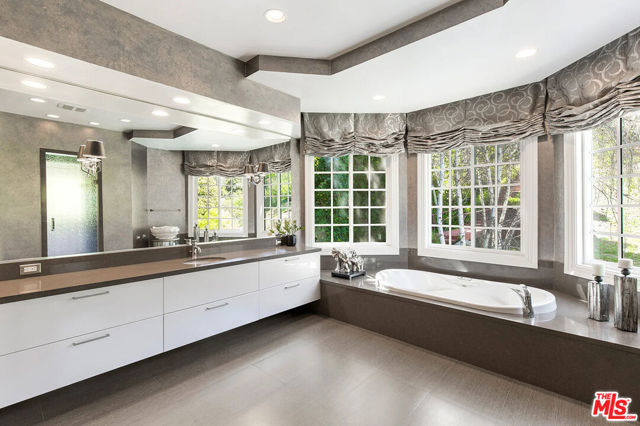 14132 Beresford Road, Beverly Hills CA: https://media.crmls.org/mediaz/8bbc79a4-e736-458e-90da-bc09c67c8a9d.jpg