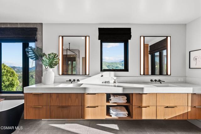 31460 Glenbridge Road, Westlake Village CA: https://media.crmls.org/mediaz/8bbd64ae-447e-4703-9f17-87767d93ecc8.jpg