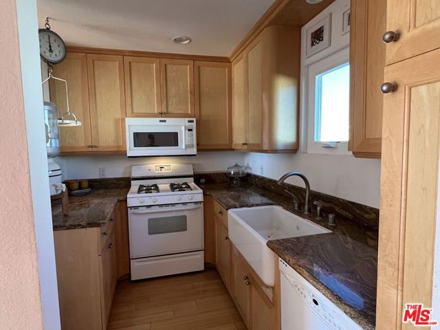 28711 Pacific Coast Highway, Malibu CA: https://media.crmls.org/mediaz/8bbdb639-1882-4ea4-bf5e-9e2fd5f4a51e.jpg