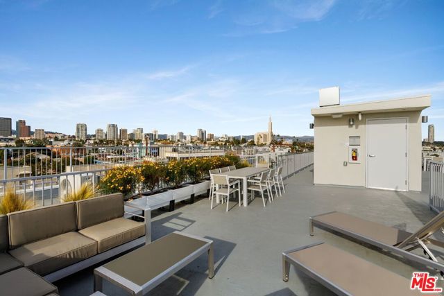 1827 Midvale Avenue, Los Angeles CA: https://media.crmls.org/mediaz/8bbe053f-29df-4ff3-8fe1-a87f271951d8.jpg