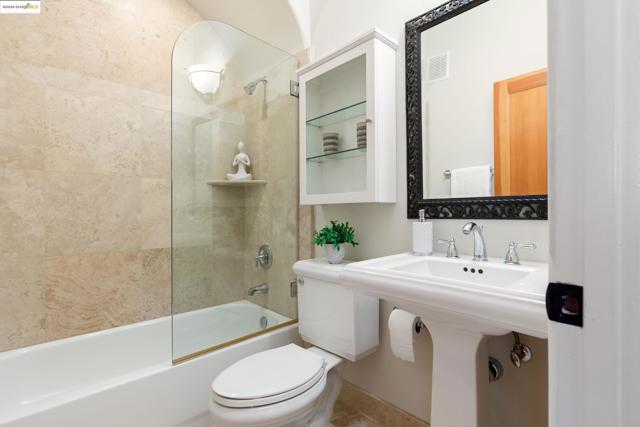 50 Pine Hills Ct, Oakland CA: https://media.crmls.org/mediaz/8bbe6c1d-e676-44cc-bd2c-075d83d2dc96.jpg