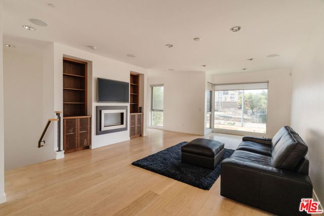 310 Washington Boulevard, Marina del Rey CA: https://media.crmls.org/mediaz/8bbeedd0-cd02-4307-a9d9-ac21f633197a.jpg