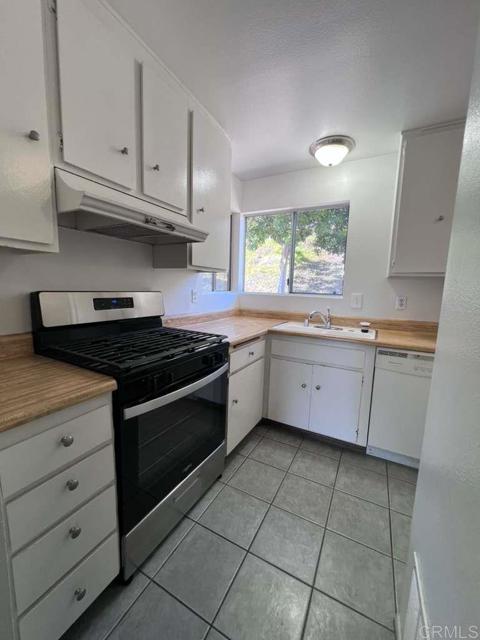 4734 Rim Rock Road, Oceanside CA: https://media.crmls.org/mediaz/8bbf2555-a17d-49b1-a6be-e3bb0b2a7cd0.jpg