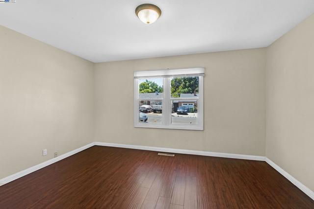 22013 Queen St, Castro Valley CA: https://media.crmls.org/mediaz/8bbf91df-479b-45be-b265-e9e63ffa70d1.jpg
