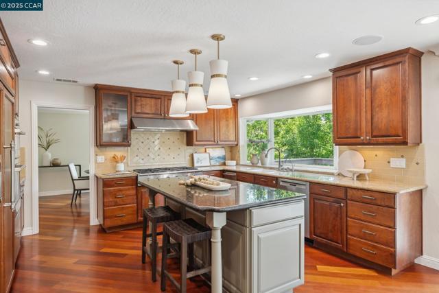 561 Morecroft Road, Lafayette CA: https://media.crmls.org/mediaz/8bc04548-6f59-48e9-b4a9-c0f38d10c55a.jpg