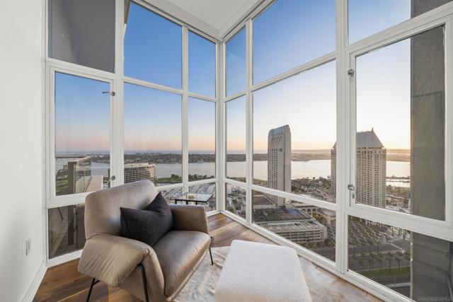 550 Front St, San Diego CA: https://media.crmls.org/mediaz/8bc0f539-d614-4c5c-bd6f-4c5b8c815039.jpg