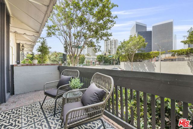 350 S Spalding Drive, Beverly Hills CA: https://media.crmls.org/mediaz/8bc115e9-ce8a-47d2-9ea1-27a0d1f178b2.jpg
