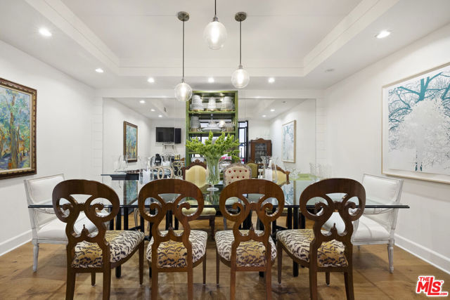 211 S Spalding Drive, Beverly Hills CA: https://media.crmls.org/mediaz/8bc1b72f-697f-4596-9edc-d4ae6302a7fe.jpg