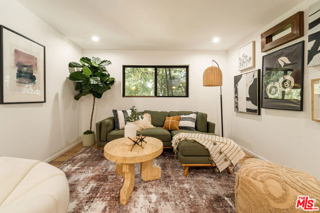 11587 Sunshine Terrace, Studio City CA: https://media.crmls.org/mediaz/8bc1fc55-5341-4e53-9a71-efb940162691.jpg