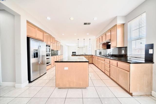 1069 Dry Creek Ct, Lathrop CA: https://media.crmls.org/mediaz/8bc232e8-226f-4c5f-8149-124858a5a456.jpg