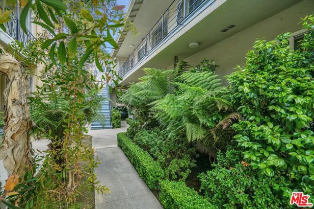 320 Doheny Drive, Beverly Hills, California 90211, ,Multi-Family,For Sale,Doheny,24392907