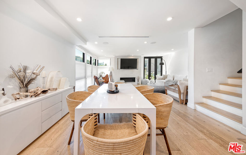 https://media.crmls.org/mediaz/8bc34219-3bf5-4512-b89e-7a36594d2060.jpg?preset=X-Large