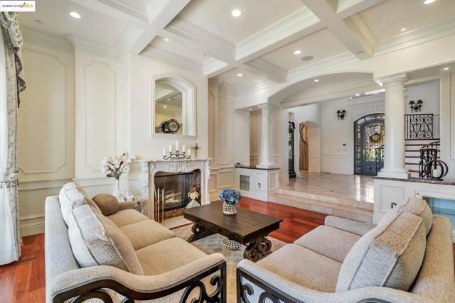 1853 Via Di Salerno, Pleasanton CA: https://media.crmls.org/mediaz/8bc38f56-8531-43b4-97a5-2b9443964bcf.jpg