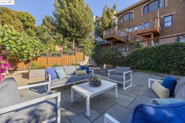 700 Longridge Rd, Oakland CA: https://media.crmls.org/mediaz/8bc44325-0499-4e7a-b4b2-4e5e7c39ed9f.jpg