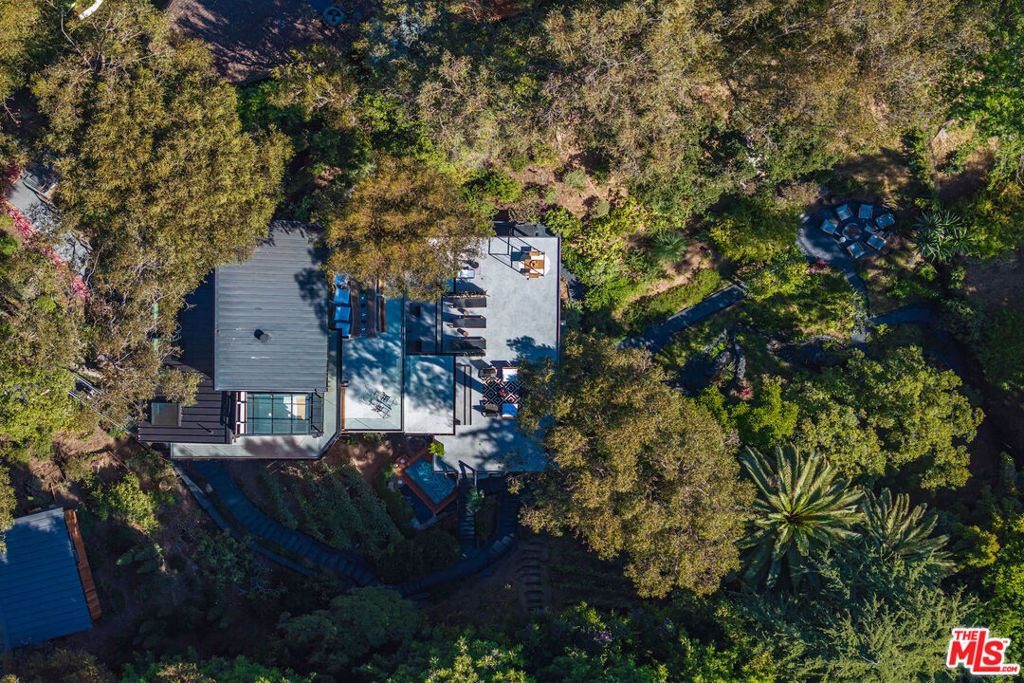 https://media.crmls.org/mediaz/8bc47b43-7c65-4ae1-ae06-c9e92e44aed5.jpg?preset=X-Large