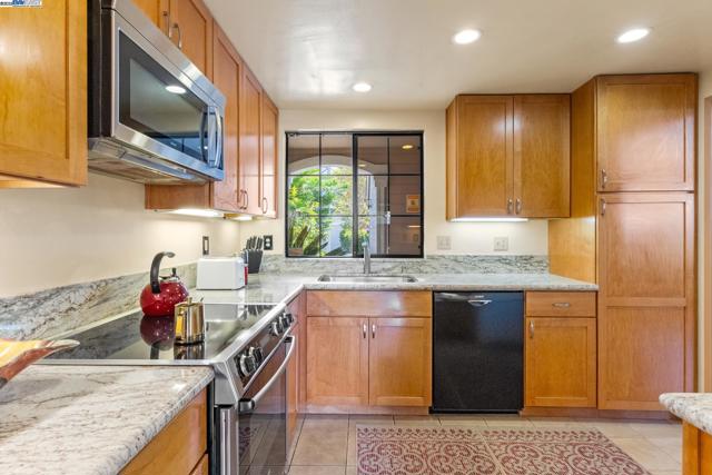 35 Leonard Ct, Alameda CA: https://media.crmls.org/mediaz/8bc4b761-32e4-4e33-befc-356f6b7fa701.jpg