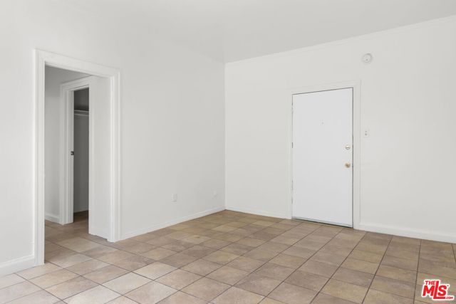 225 W Adams Boulevard, Los Angeles CA: https://media.crmls.org/mediaz/8bc5e46e-b1ed-42c7-85fa-0ba9c7338203.jpg