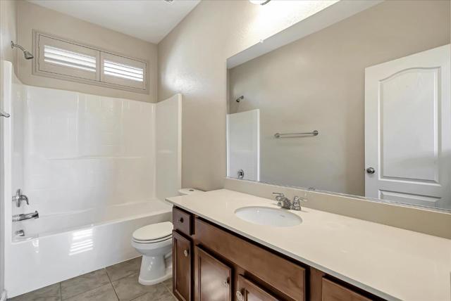 165 W Questa Trail, Tracy CA: https://media.crmls.org/mediaz/8bc60a0d-d2da-4e98-a7a3-33b9a2d5ebbf.jpg
