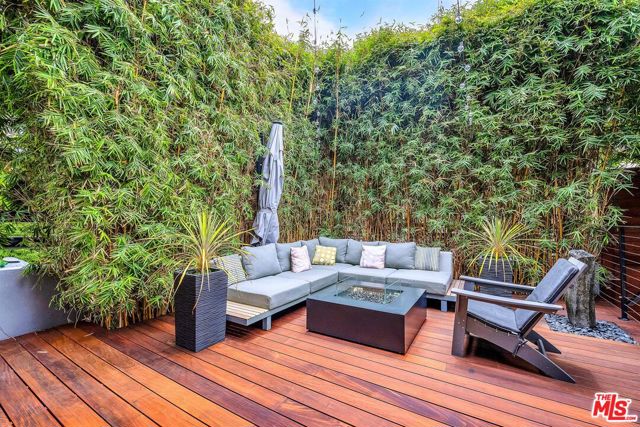 749 Oxford Ave Avenue, Venice CA: https://media.crmls.org/mediaz/8bc62d22-8166-4039-b790-35fa9e15fb34.jpg