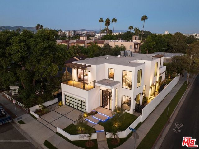 900 N Vista Street, Los Angeles CA: https://media.crmls.org/mediaz/8bc6ea13-47fd-4f31-8ae8-07bb7bd71372.jpg