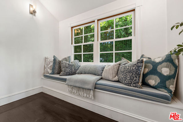 233 S Saltair Avenue, Los Angeles CA: https://media.crmls.org/mediaz/8bc7cbf1-337f-4286-a8eb-aa6767b14cc0.jpg