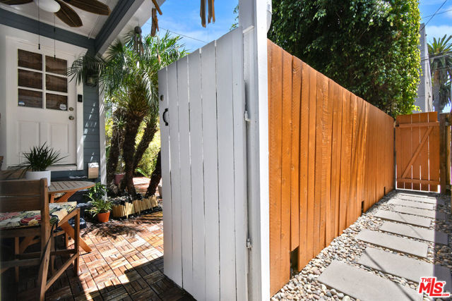 224 Horizon Avenue, Venice CA: https://media.crmls.org/mediaz/8bc87fbc-d826-4905-96e2-ca09f224eca5.jpg