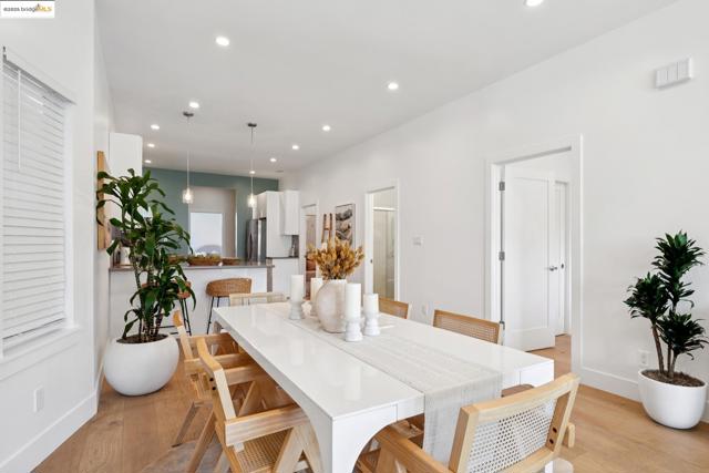 864 Arlington Ave, Oakland CA: https://media.crmls.org/mediaz/8bc9efa5-89de-405a-bd8f-be729a34759a.jpg
