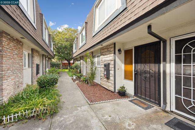 14295 Doolittle Dr, San Leandro CA: https://media.crmls.org/mediaz/8bca7048-d78d-46a6-a96d-70c90bb5322f.jpg