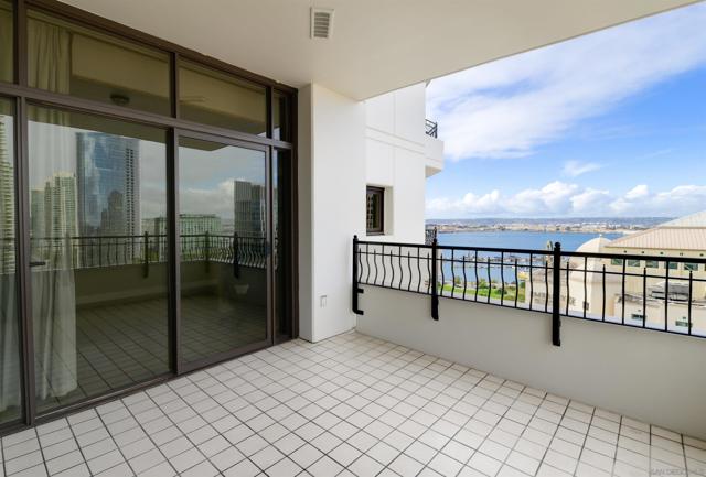 700 W Harbor Dr, San Diego CA: https://media.crmls.org/mediaz/8bcafc90-2ad3-48a3-a749-d28f6d675a00.jpg